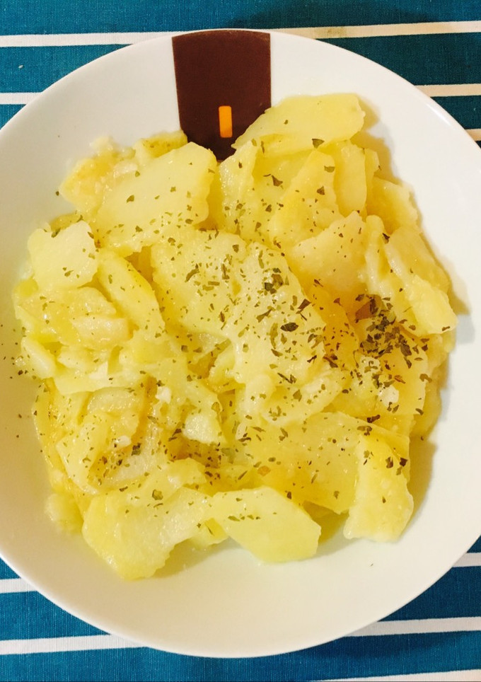 Una foto de Patatas con ajo y laurel