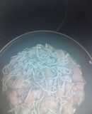 Gulas con gambones al ajillo