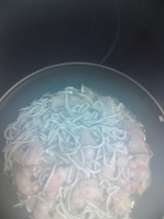 Una foto de Gulas con gambones al ajillo