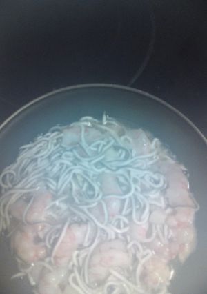 Foto principal de Gulas con gambones al ajillo
