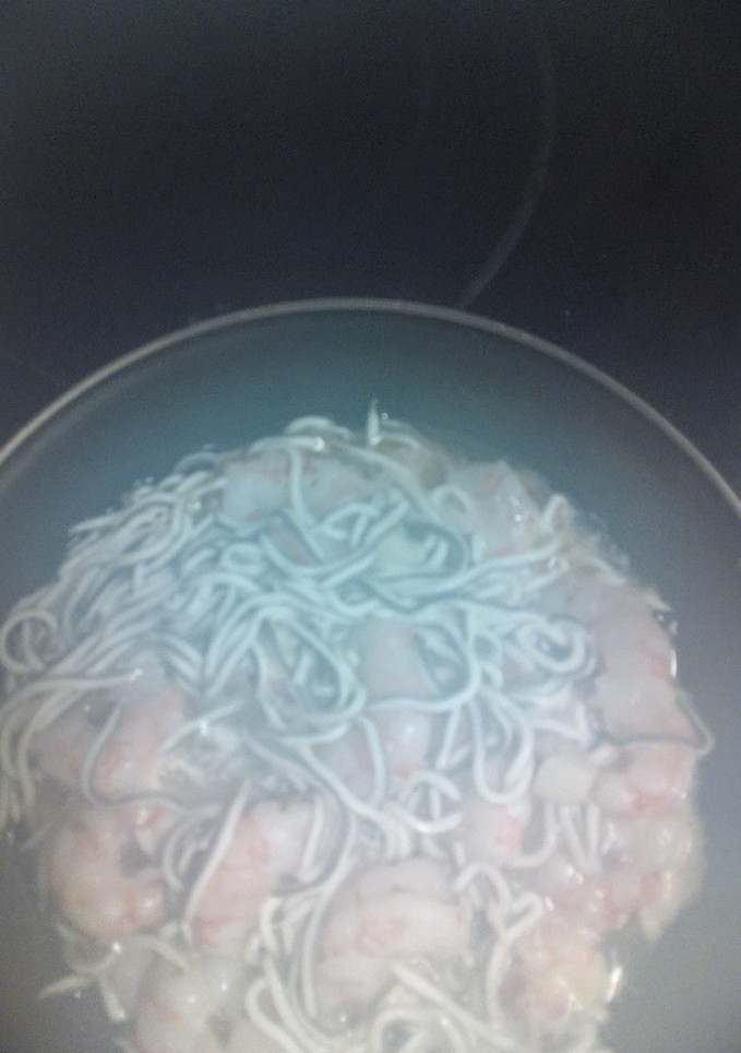 Una foto de Gulas con gambones al ajillo