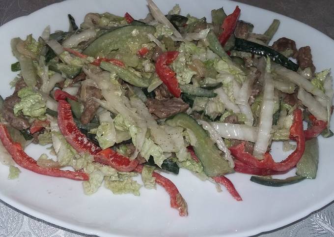 Салат из пекинской капусты с говядиной, болгарским перцем