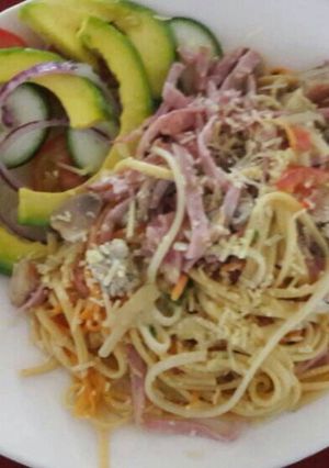 Una foto de Spaguetti con pollo
