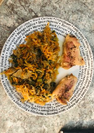 Una foto de Contramuslos de pollo sin piel, acompañadas de verduras julianas