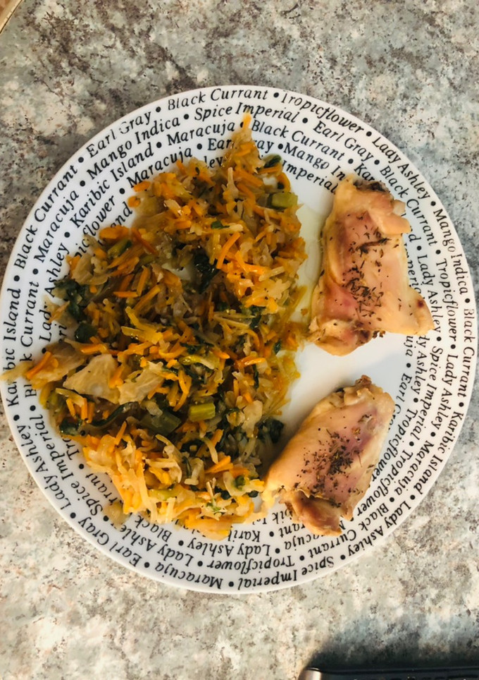 Una foto de Contramuslos de pollo sin piel, acompañadas de verduras julianas