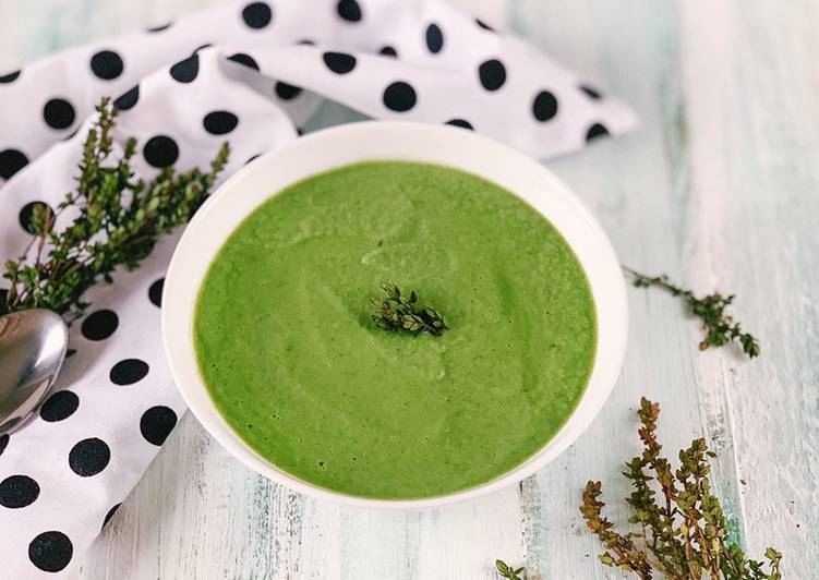 Crema de coliflor, espinacas y queso fresco granulado