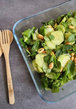 Une photo de Salade de mâche et concombre d'inspiration thaï