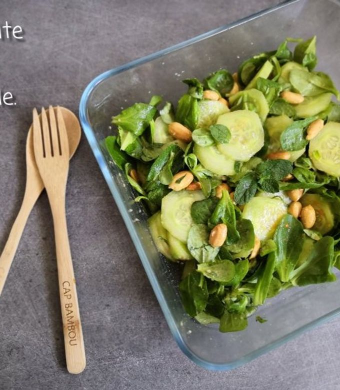 Une photo de Salade de mâche et concombre d'inspiration thaï