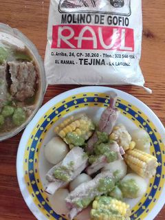 Una foto de Papas con costillas y Piñas y escaldon