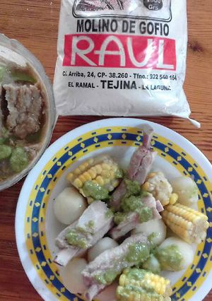 Una foto de Papas con costillas y Piñas y escaldon
