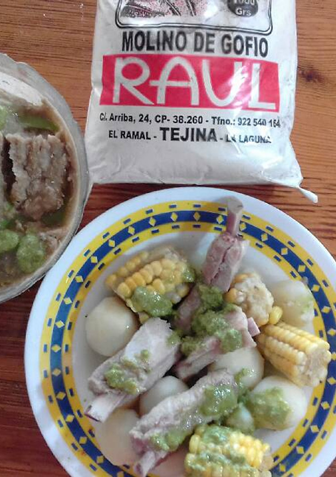 Una foto de Papas con costillas y Piñas y escaldon