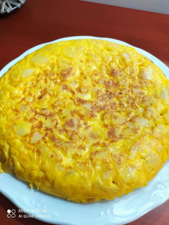 Una foto de Tortilla de patata casera casera