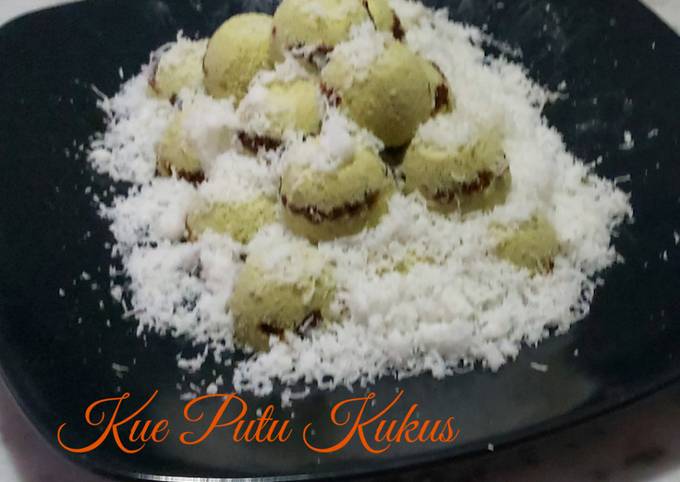 Kue Putu Kukus (Putu Bambu Tanpa Bambu)