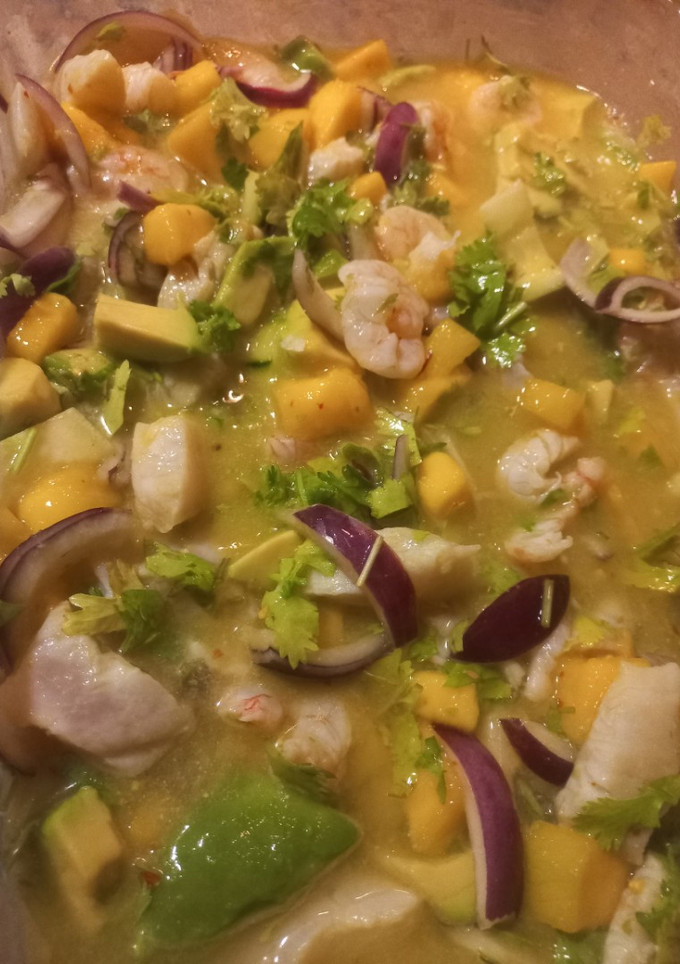 Una foto de Aguachile de camarón y aguacate 🥑