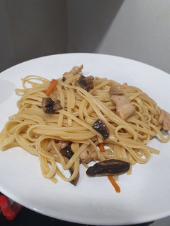 Una foto de Tallarines con salsa teriyaki