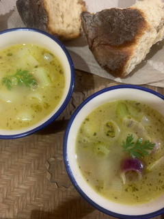 A picture of Spring onion soup.