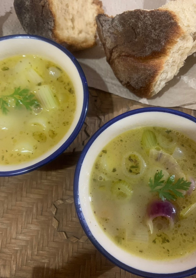A picture of Spring onion soup.