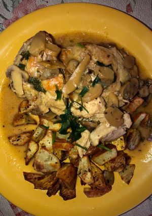 Una foto de Pollo al Champiñón con Papas Especiadas