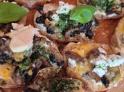 Une photo de bruschetta olives