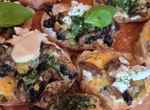 Une photo de Bruschettas forestières gratinées et feta 😀