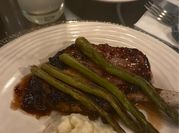 Una foto de esparragos con carne de cerdo