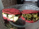 Duo de Arepas de remolacha rellenas...🍘🧀🍘🥒🍆