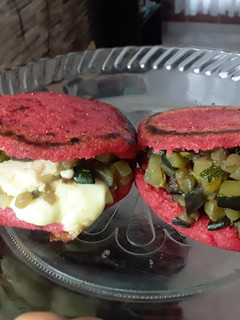 Una foto de Duo de Arepas de remolacha rellenas...🍘🧀🍘🥒🍆