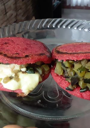 Una foto de Duo de Arepas de remolacha rellenas...🍘🧀🍘🥒🍆