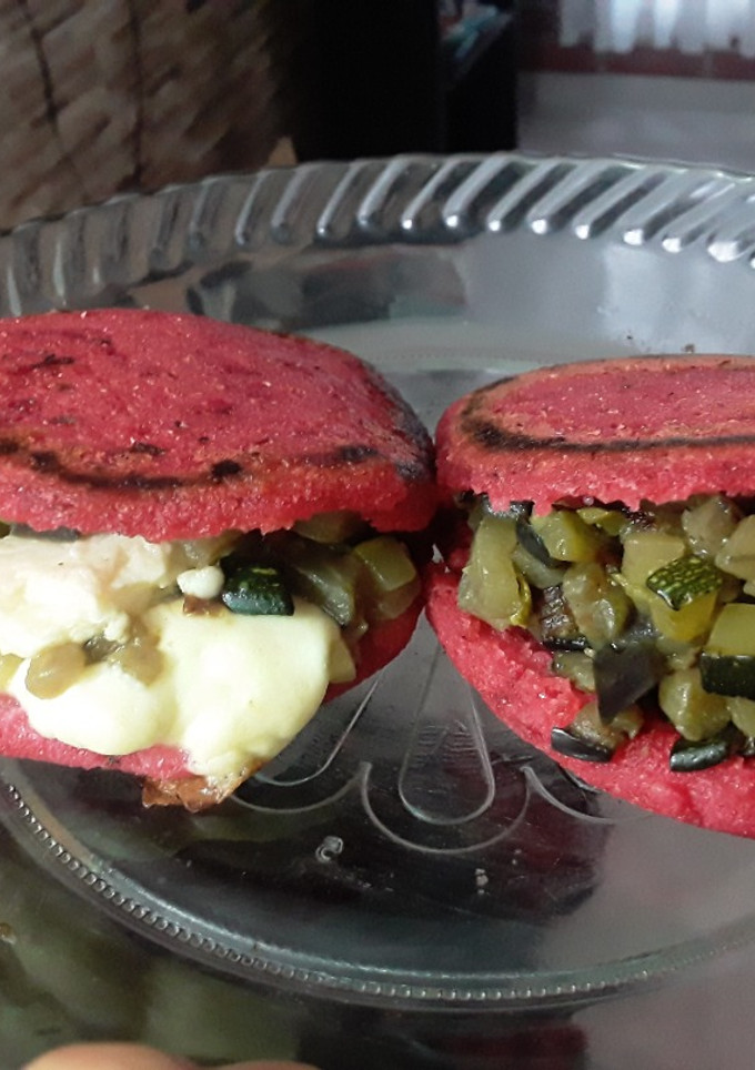 Una foto de Duo de Arepas de remolacha rellenas...🍘🧀🍘🥒🍆