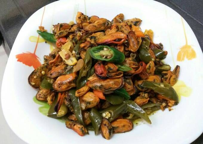 Resep Oseng kerang cabe hijau oleh Ade Putri Aulya - Cookpad