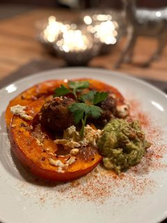 Orientalischer Ofenkürbis mit Fleischpflanzerl Rezepthauptbild