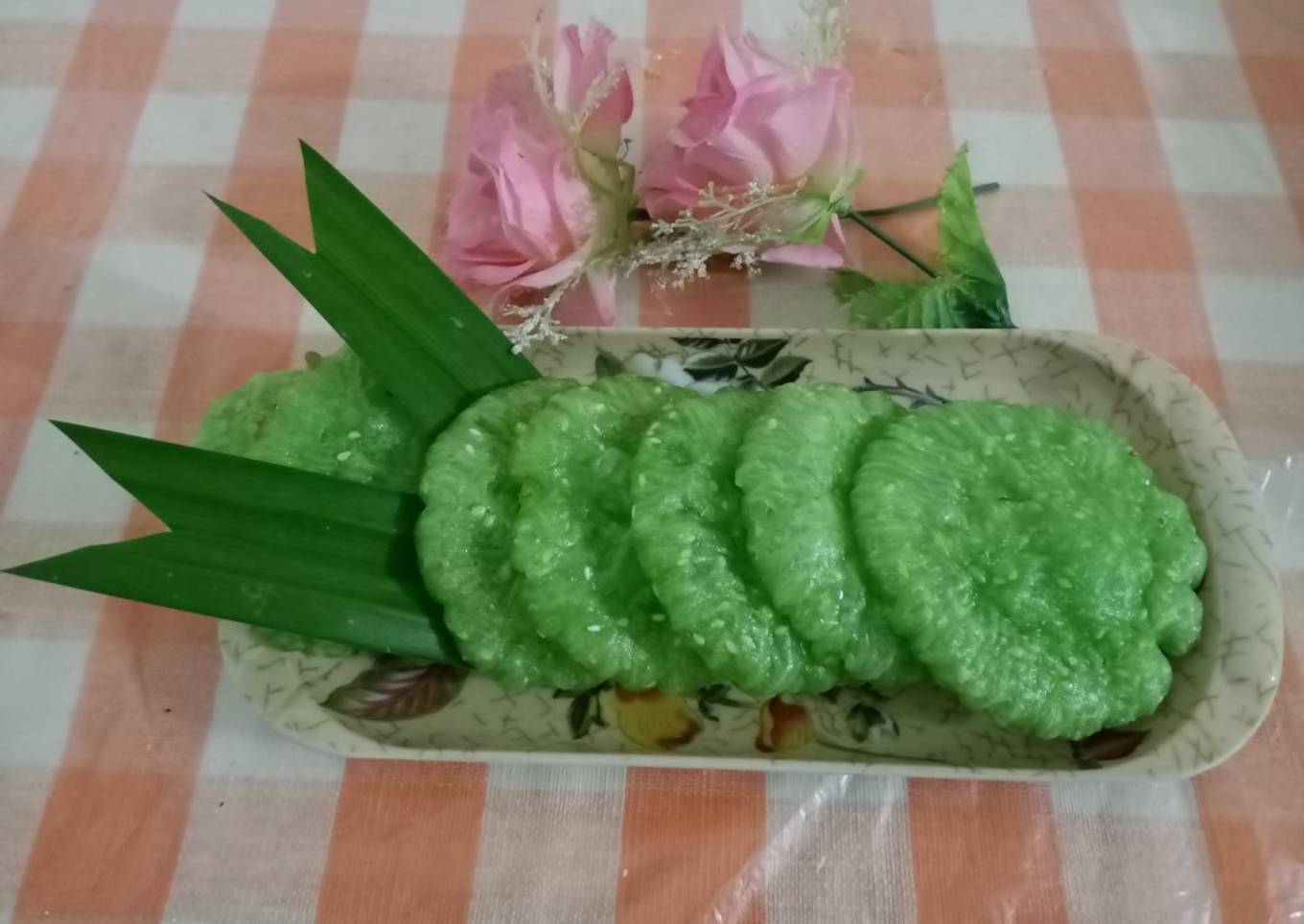 Kue cucur pandan wijen