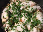 Une photo de calamars a la poele a l(ail