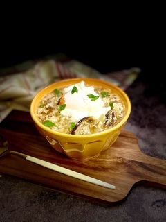 Una foto de Sopa de shiitake y patata con huevo poché
