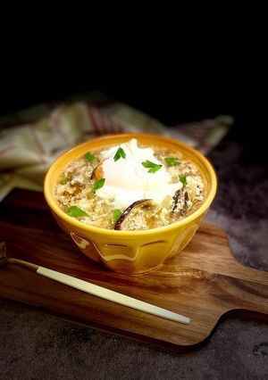 Una foto de Sopa de shiitake y patata con huevo poché