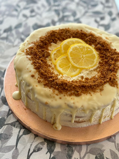 Una foto de Tarta de galletas con mousse de limón y chocolate blanco