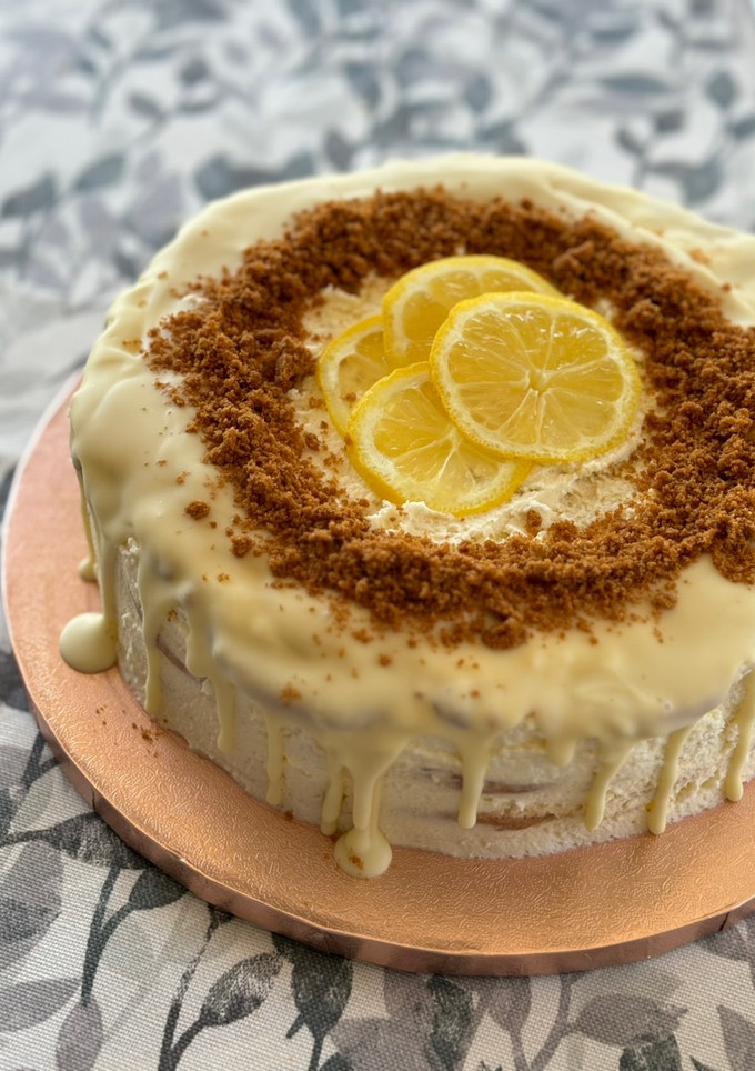 Una foto de Tarta de galletas con mousse de limón y chocolate blanco