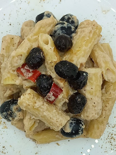 Foto di Tortiglioni con crema di tonno e olive nere
