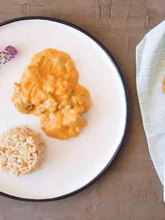 Una foto de Pollo al curry con arroz integral