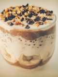 Overnight oatmeal con banane e caramello salato ai datteri