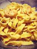 Tagliatelli al huevo con crema y langostinos