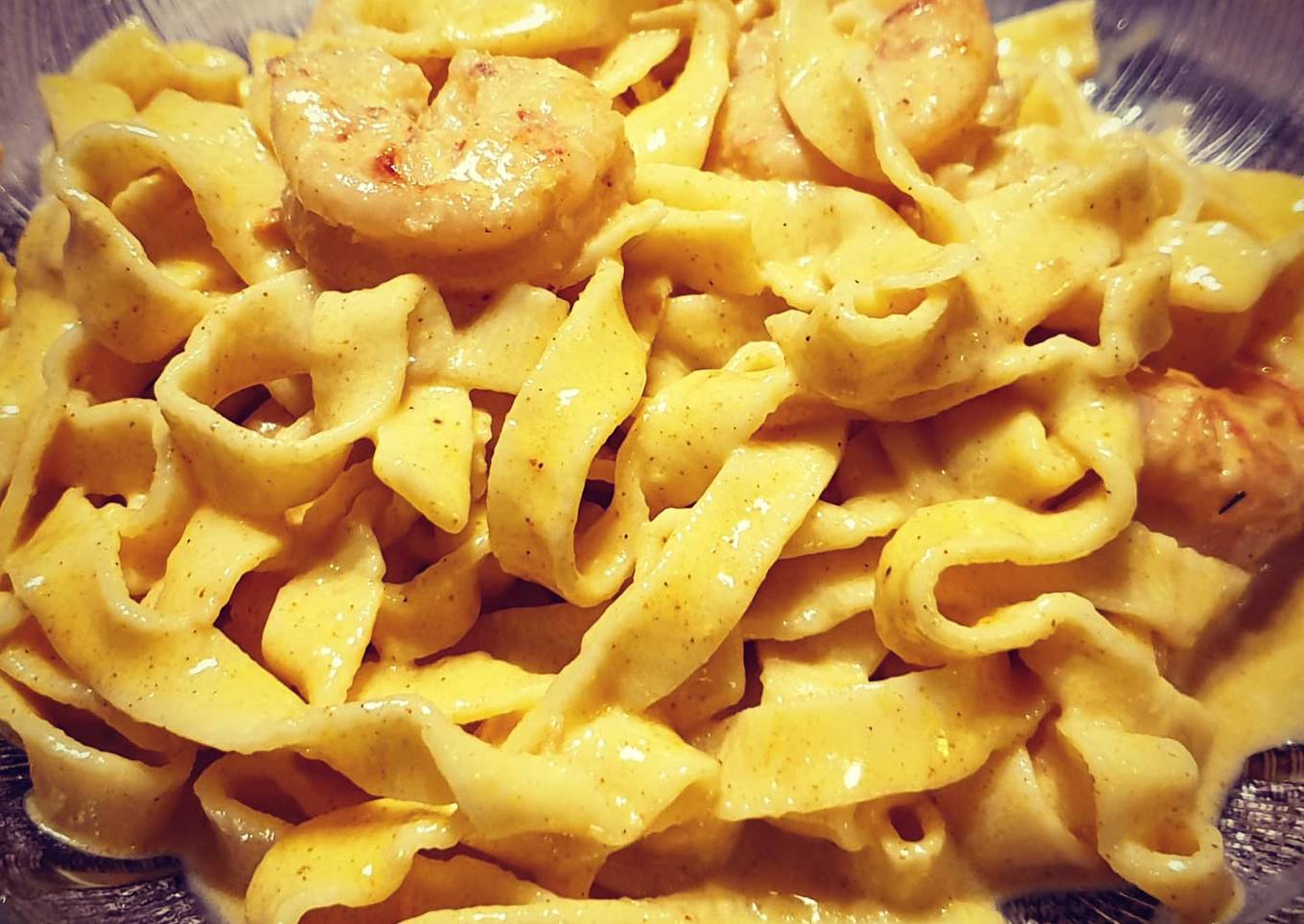 Tagliatelli al huevo con crema y langostinos