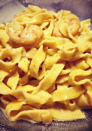 Una foto de Tagliatelli al huevo con crema y langostinos