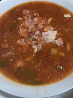 Una foto de Sopa de tomate y atún