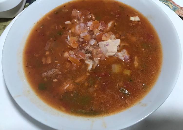 Sopa de tomate y atún