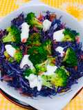 Ensalada con repollo morado, brócoli, zanahoria, queso crema !Limón !