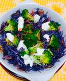 Ensalada con repollo morado, brócoli, zanahoria, queso crema !Limón !