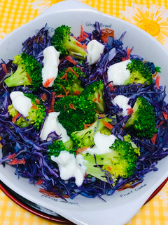 Una foto de Ensalada con repollo morado, brócoli, zanahoria, queso crema !Limón !