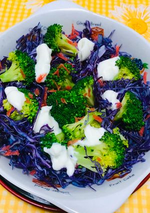 Una foto de Ensalada con repollo morado, brócoli, zanahoria, queso crema !Limón !