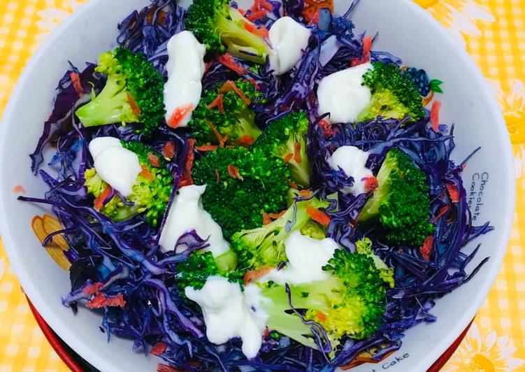 Ensalada con repollo morado, brócoli, zanahoria, queso crema !Limón !